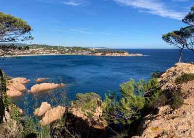 Blick vom Cami de Ronda auf Küstenort Fercas