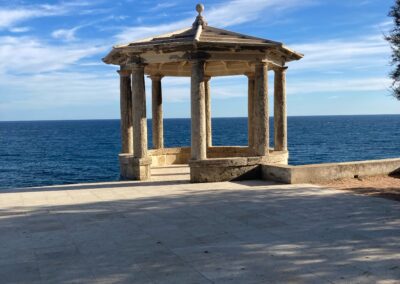 Pavillon aus Stein aus dem Zeitalter Jugendstil direkt am Meer Costa Brava
