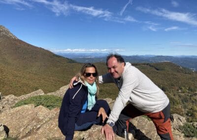 Sandra und Arno auf dem Montseny mit Blick auf Girona