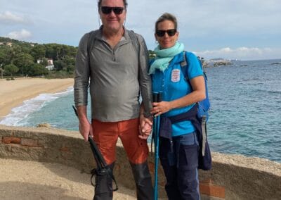 Sandra und Arno auf dem Wanderweg Cami de Ronda mit Meer im Hintergrund