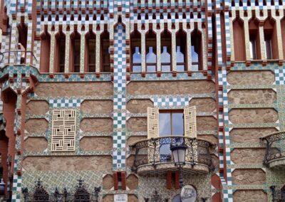 Sandra und Arno vor einem der ersten Häuser von Gaudi in Barcelona